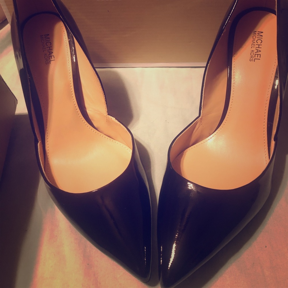 - MK 👠 Michael Kors Black Pumps Sz 9
